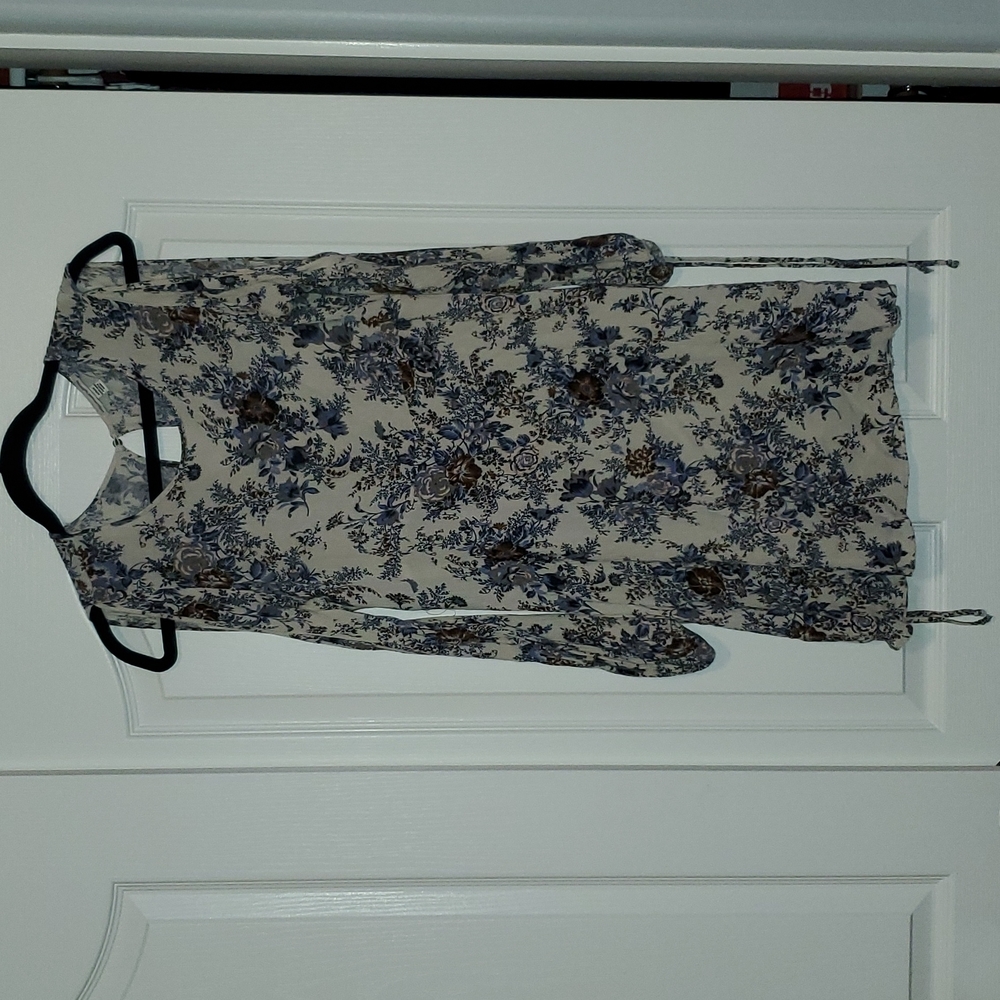 American Eagle Outfitters Floral Keyhole dress- White w multicolored flowers- M